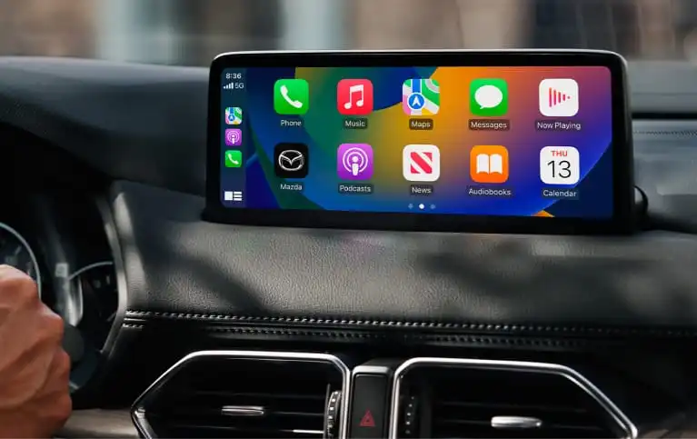 Tableau de bord de voiture avec Car Play dessus